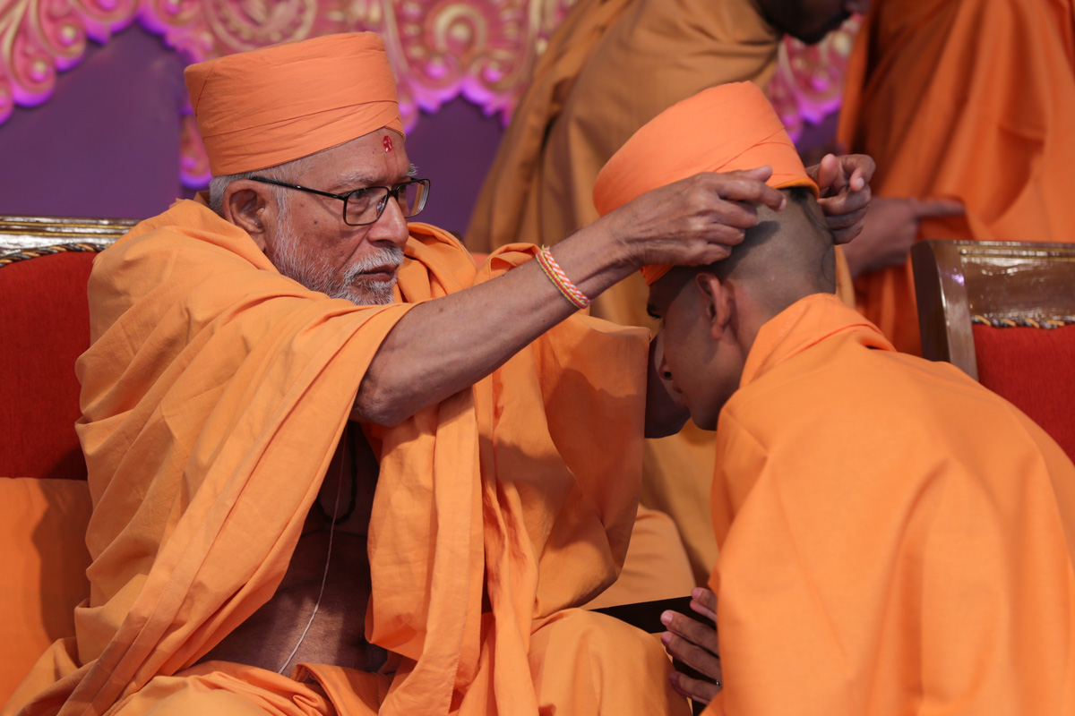Pujya Kothari Swami blesses newly initiated sadhus