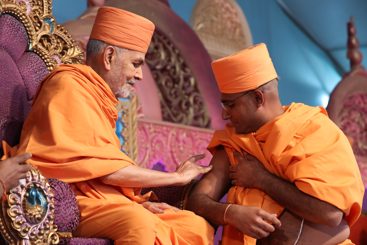 Swamishri gives diksha mantra to newly initiated sadhus and blesses them