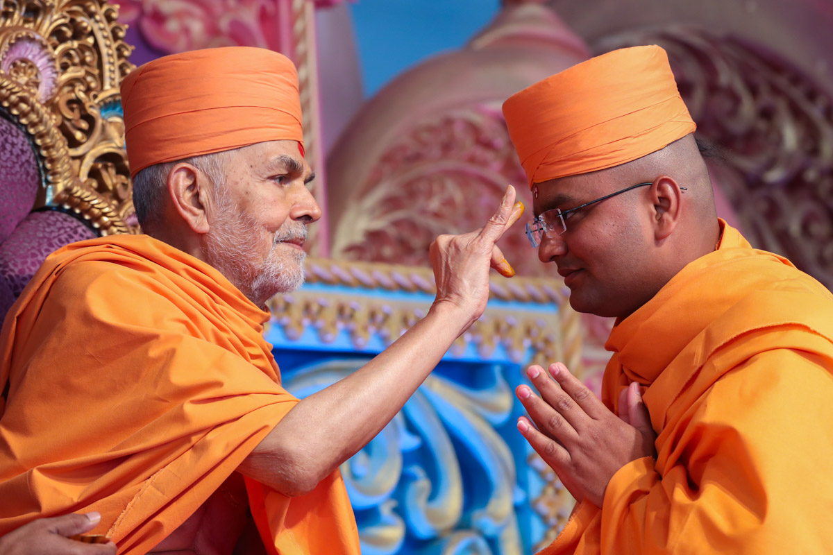 Swamishri gives diksha mantra to newly initiated sadhus and blesses them