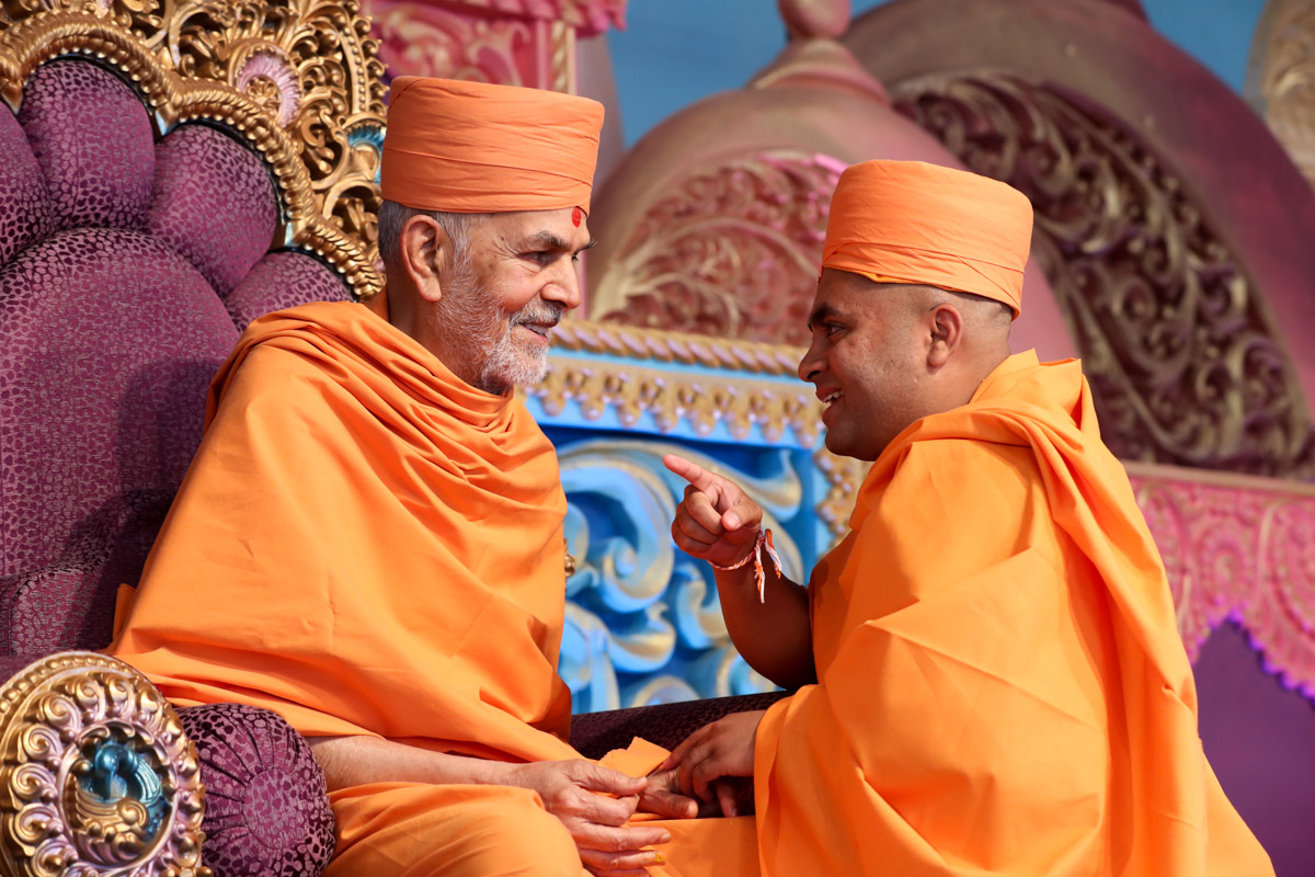Swamishri gives diksha mantra to newly initiated sadhus and blesses them
