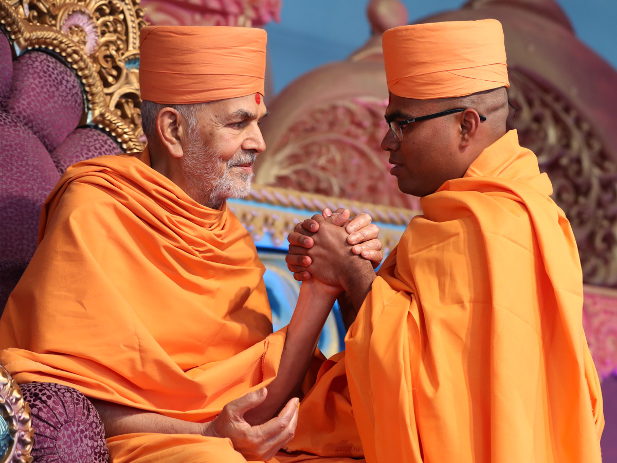 Swamishri gives diksha mantra to newly initiated sadhus and blesses them