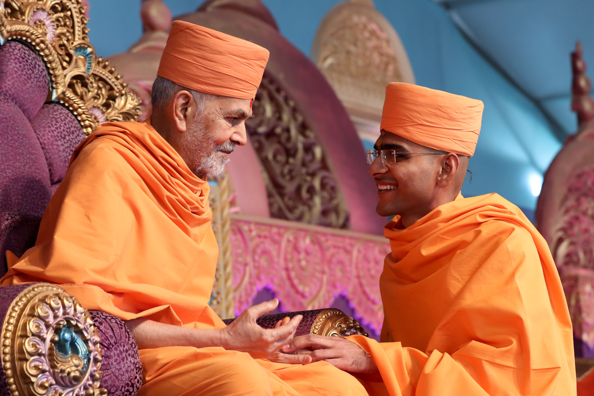 Swamishri gives diksha mantra to newly initiated sadhus and blesses them