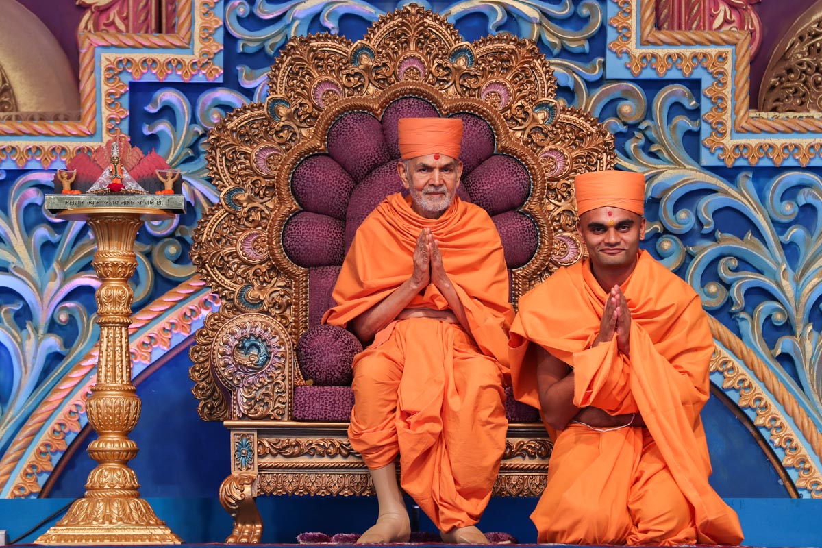 Swamishri gives diksha mantra to newly initiated sadhus and blesses them