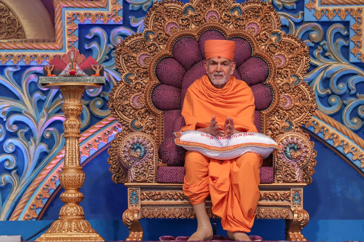 Swamishri blesses the assembly