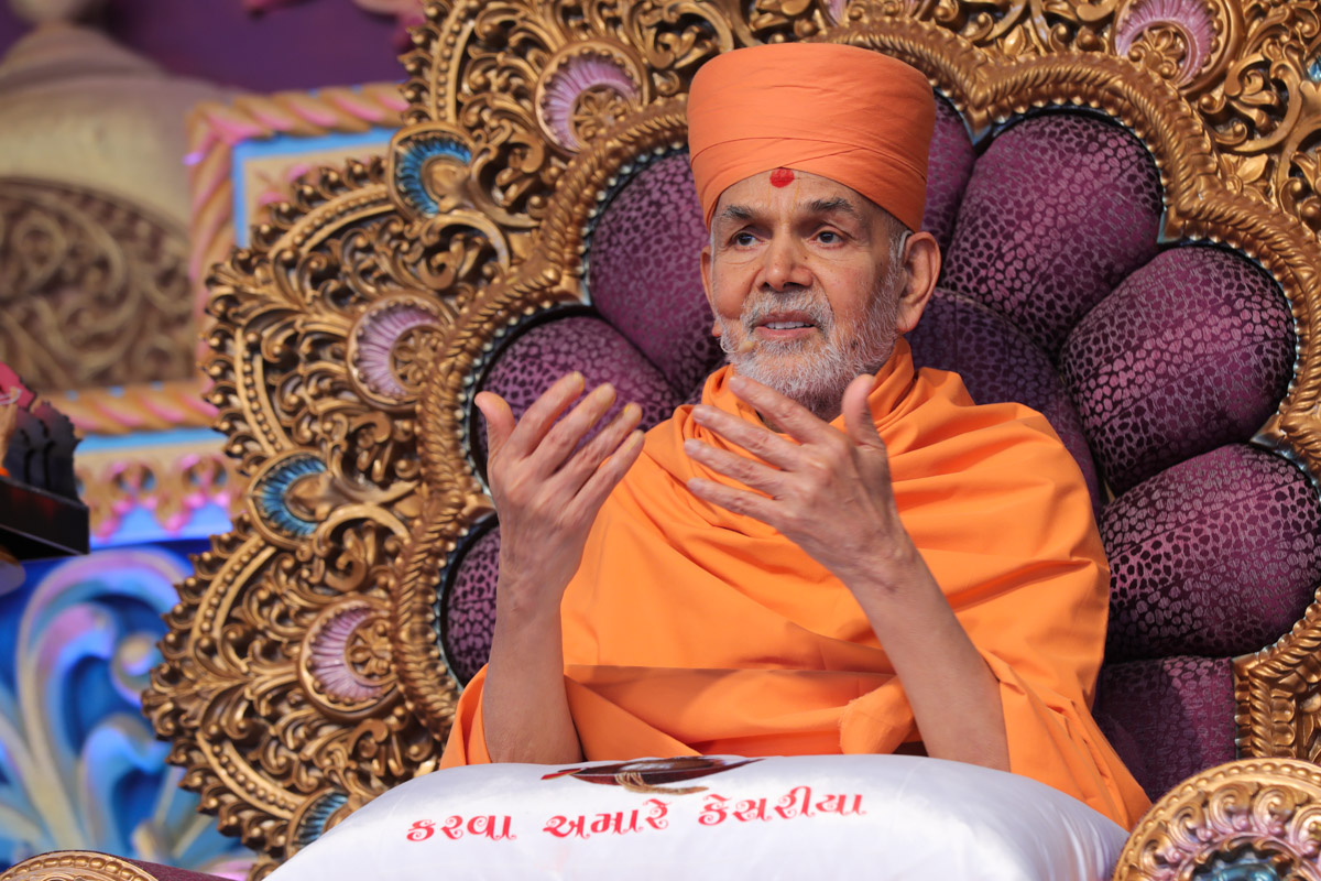 Swamishri blesses the assembly