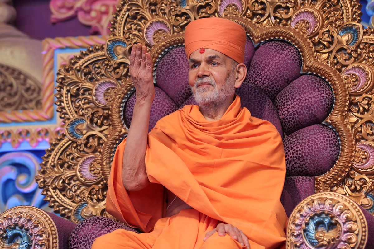 Swamishri blesses sadhus