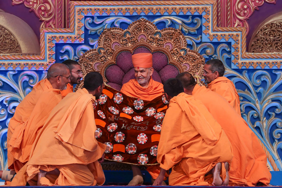 Sadhus honor Swamishri with a shawl