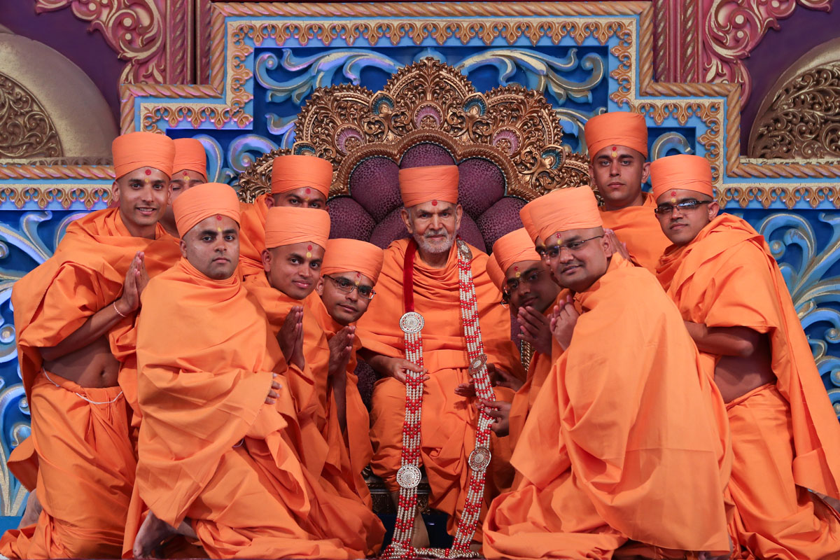 Newly initiated sadhus with Swamishri