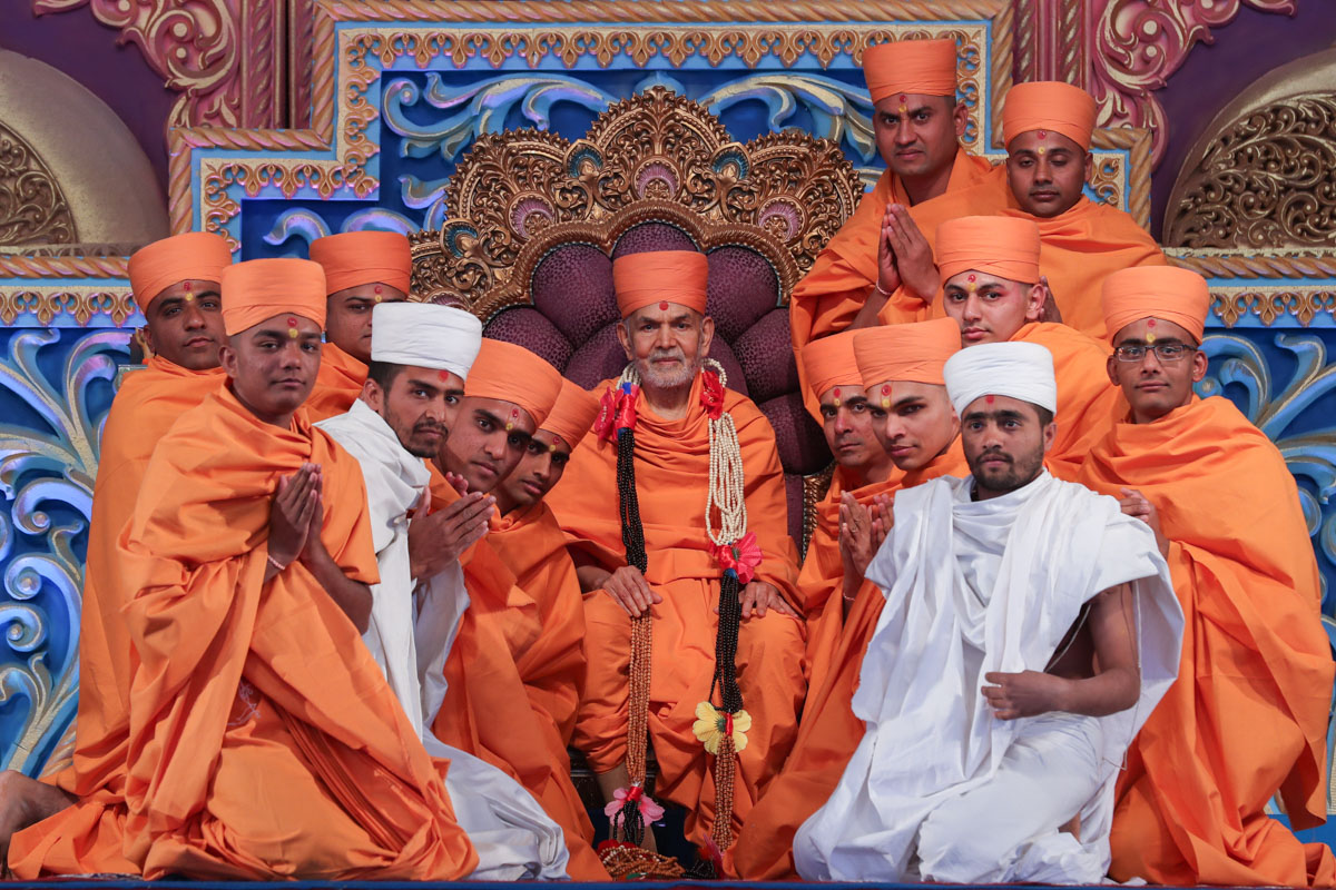 Newly initiated sadhus and parshads with Swamishri