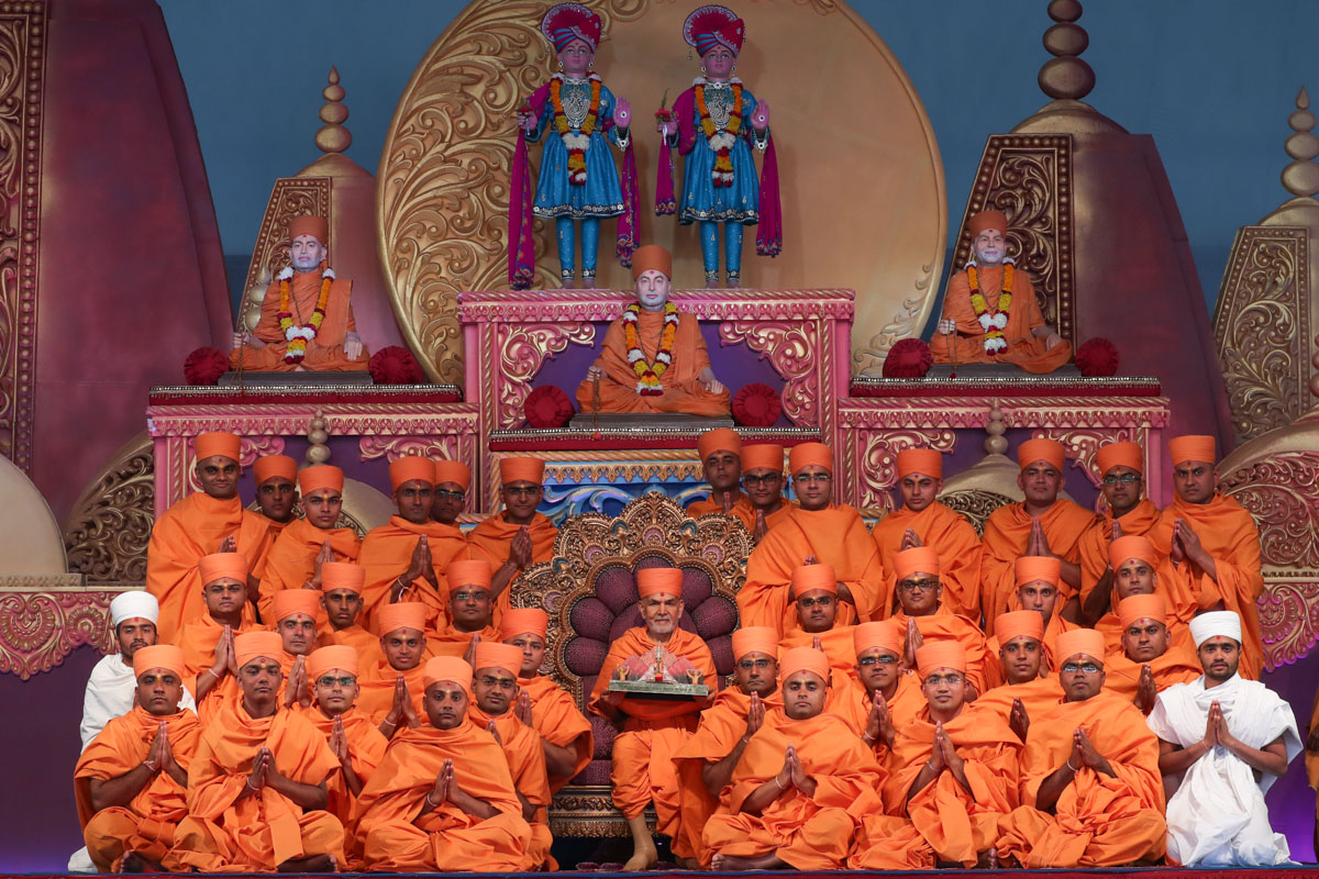 Newly initiated sadhus and parshads with Swamishri