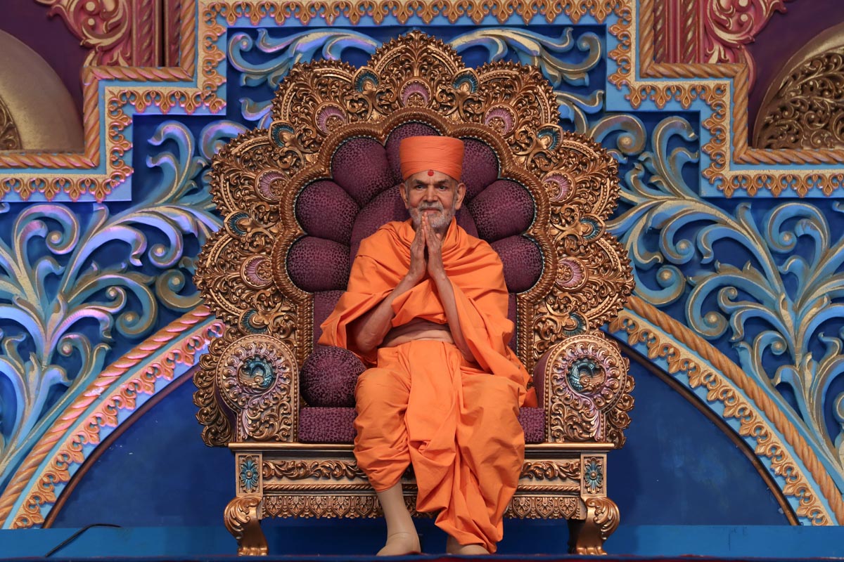 Swamishri greets all with 'Jai Swaminarayan'