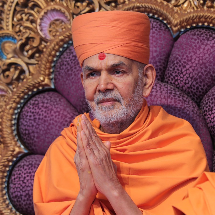 Swamishri greets all with 'Jai Swaminarayan'