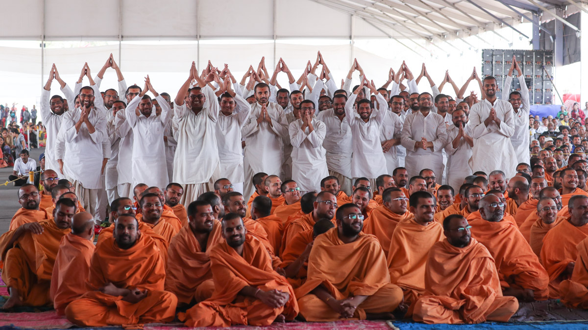 Sadhaks doing darshan of Swamishri