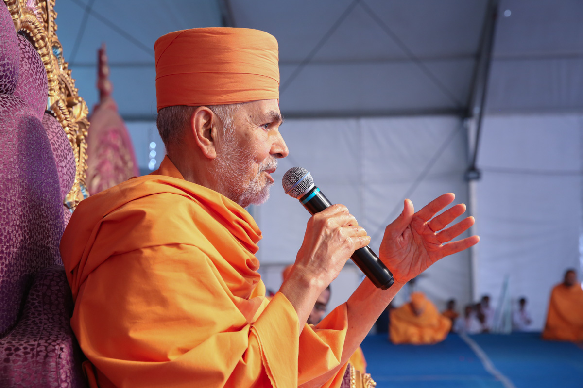 Swamishri blesses sadhus