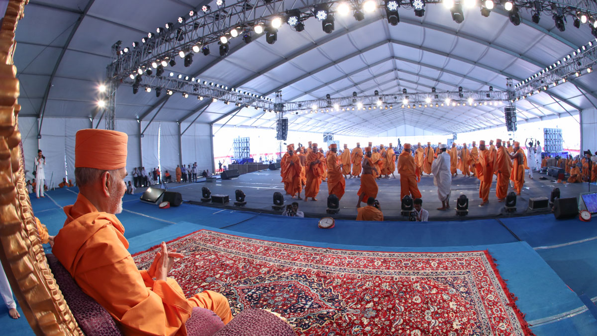 Newly initiated sadhus and parshads rejoice before Swamishri