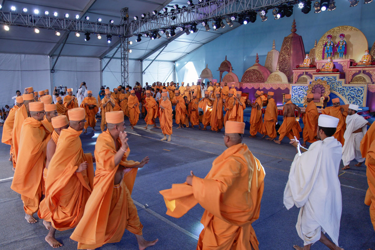 Newly initiated sadhus and parshads rejoice before Swamishri
