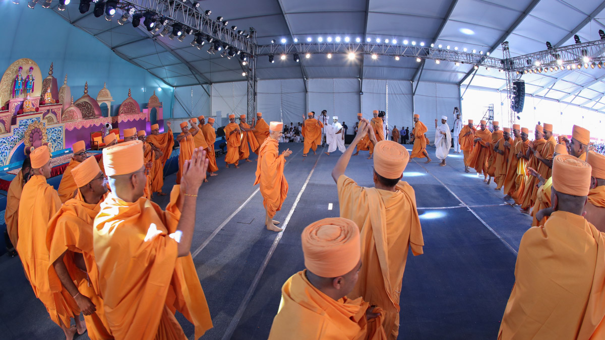 Newly initiated sadhus and parshads rejoice before Swamishri