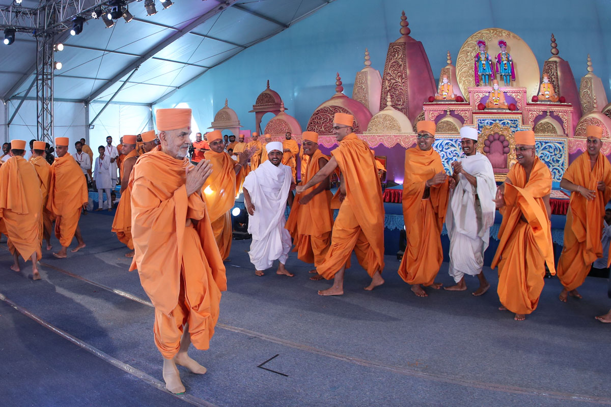 Newly initiated sadhus and parshads rejoice before Swamishri