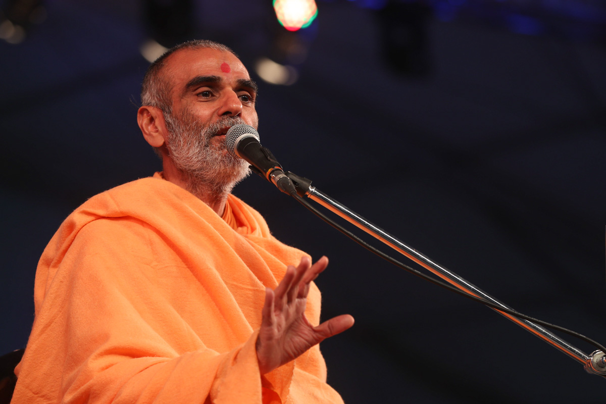 Anandswarup Swami addresses the evening satsang assembly