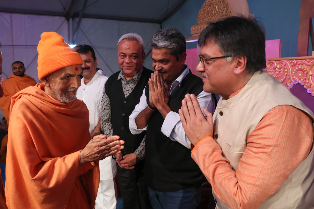 Param Pujya Mahant Swami Maharaj blesses invited guests