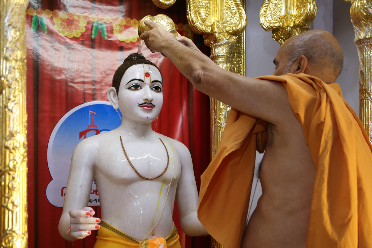 Pujya Viveksagar Swami performs abhishek of Shri Ghanshyam Maharaj