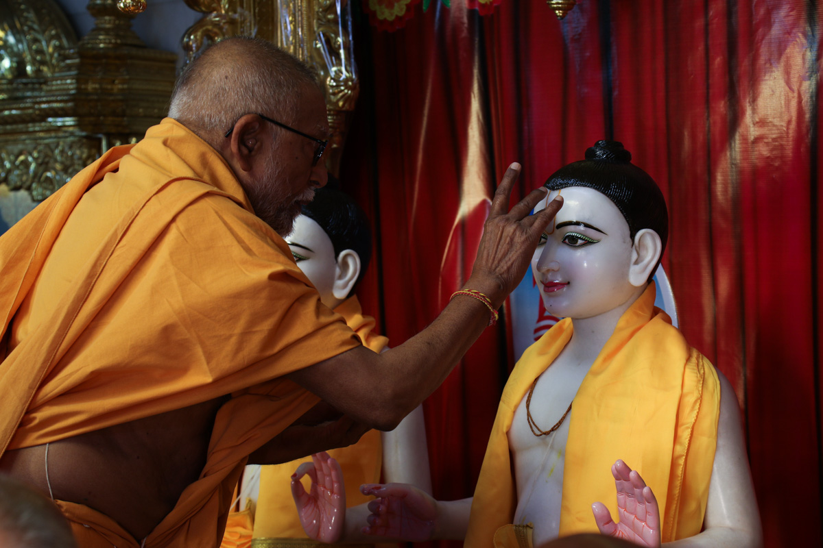 Pujya Kothari Swami performs pujan of Bhagwan Swaminarayan