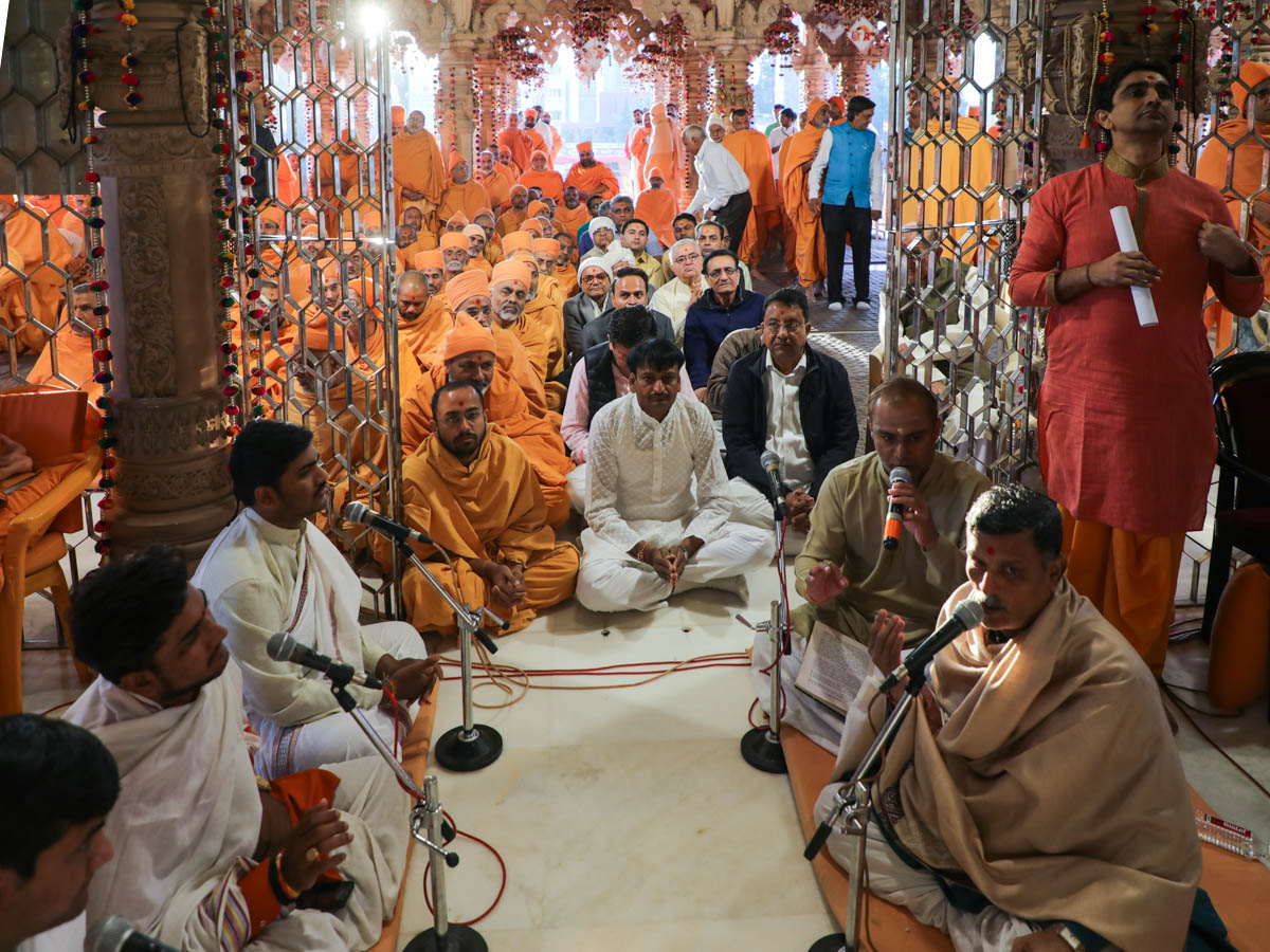Pundits sing patotsav shloks