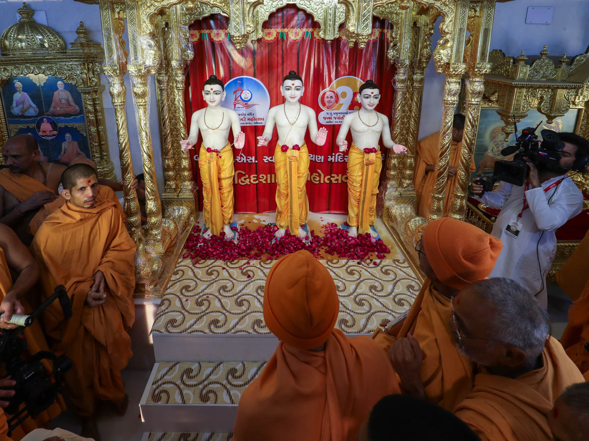 Swamishri engrossed in darshan of Thakorji