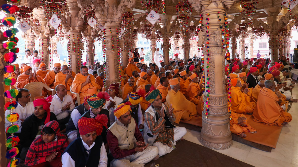Sadhus and devotees doing darshan of Thakorji