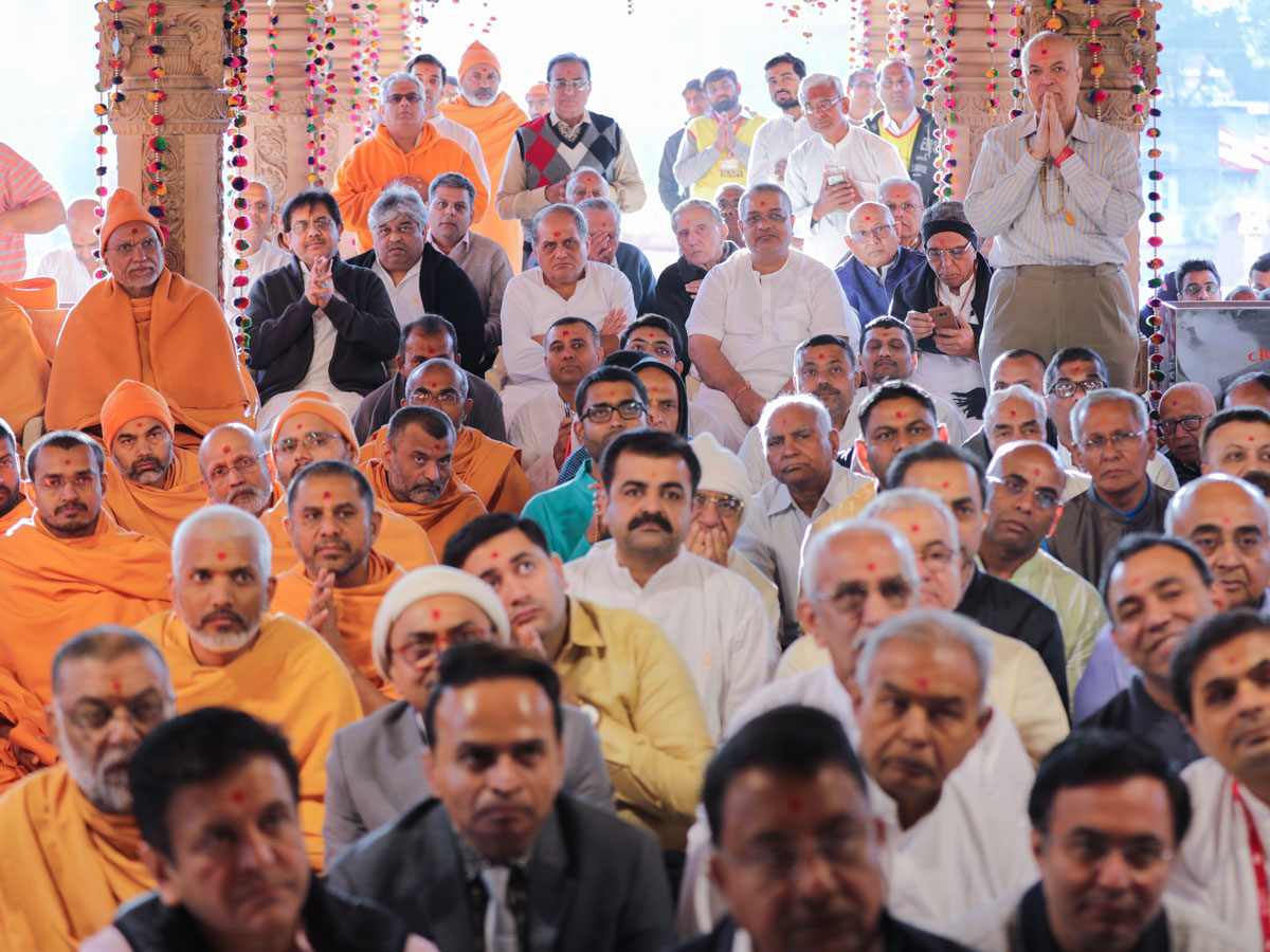 Sadhus and devotees doing darshan of Thakorji