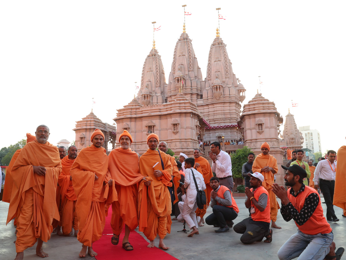 Swamishri in the mandir grounds