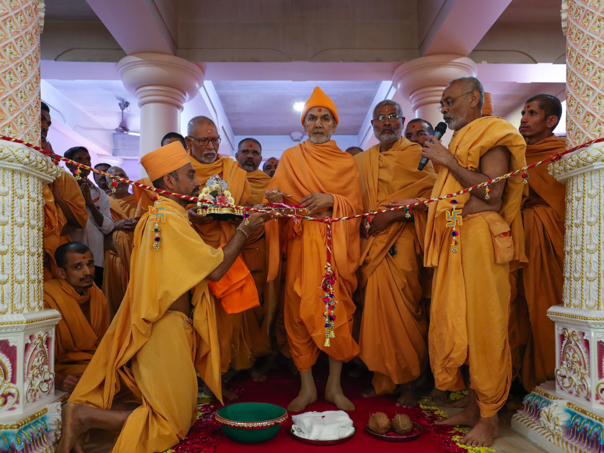 Swamishri inaugurates renovated Shri Nilkanth Varni abhishek mandapam
