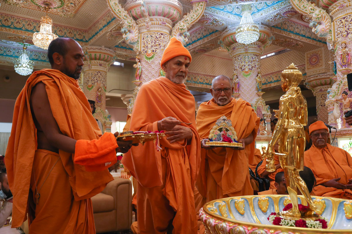 Swamishri performs pujan rituals of Shri Nilkanth Varni