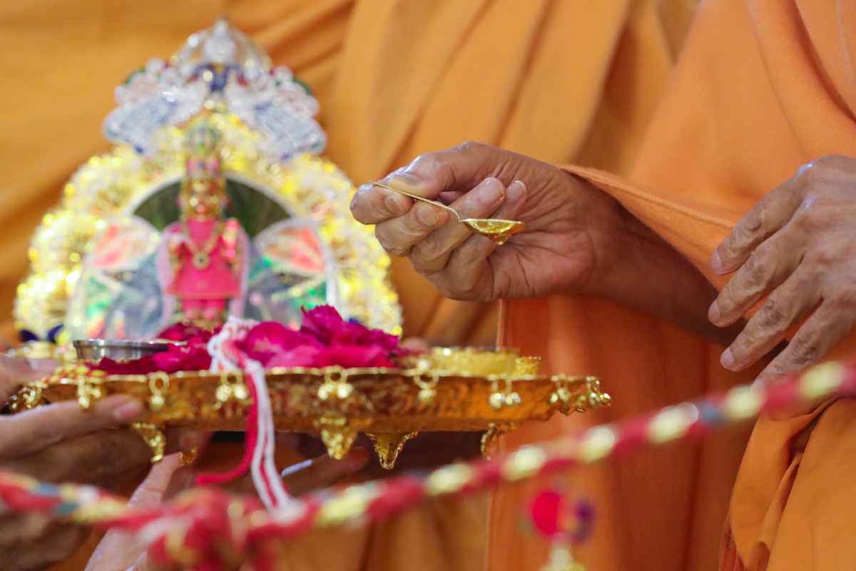 Swamishri performs rituals