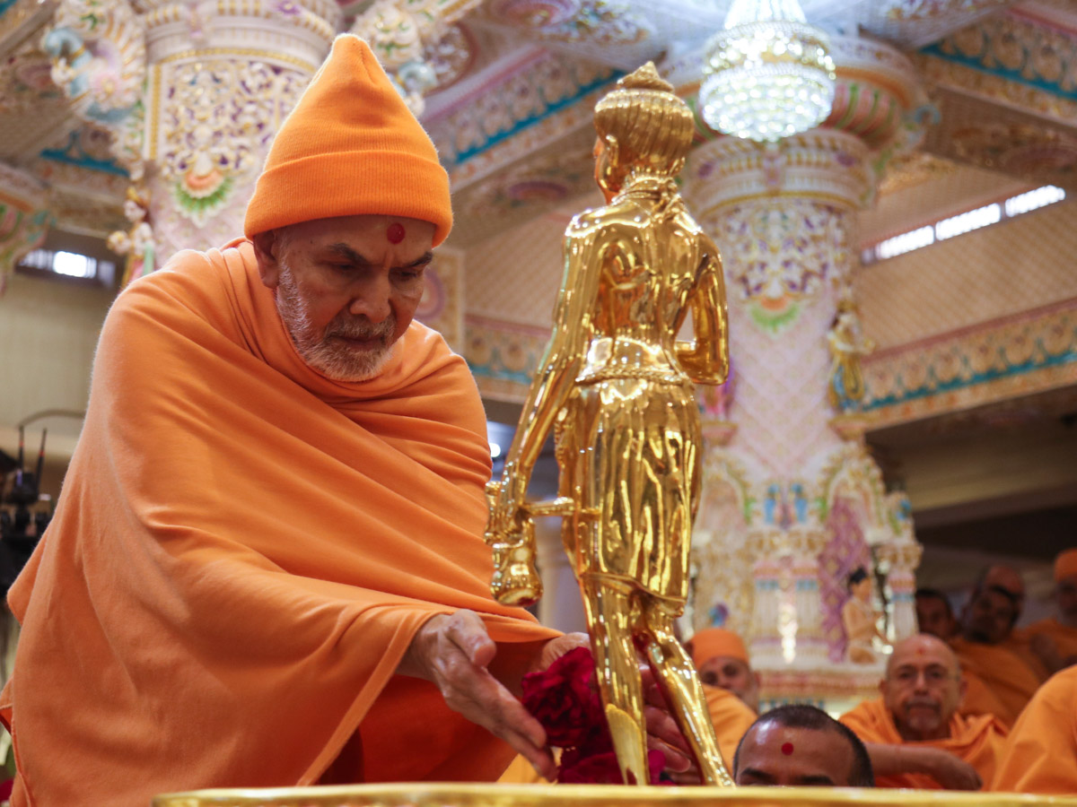 Swamishri offers pushpanjali