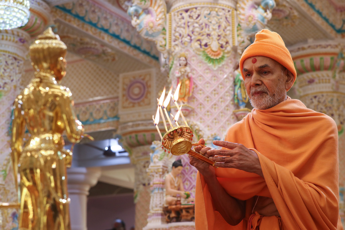 Swamishri performs arti