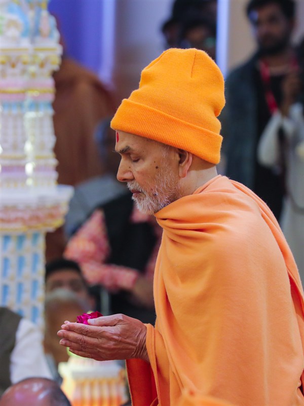 Swamishri offers mantra-pushpanjali