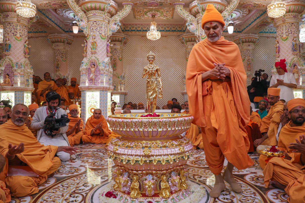 Swamishri performs pradakshina
