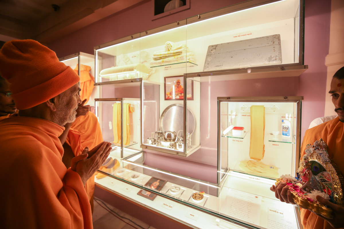 Swamishri observes items sanctified by Brahmaswarup Pramukh Swami Maharaj