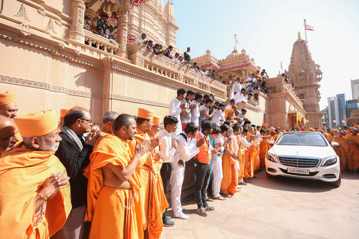 Sadhus and devotees doing darshan of Swamishri