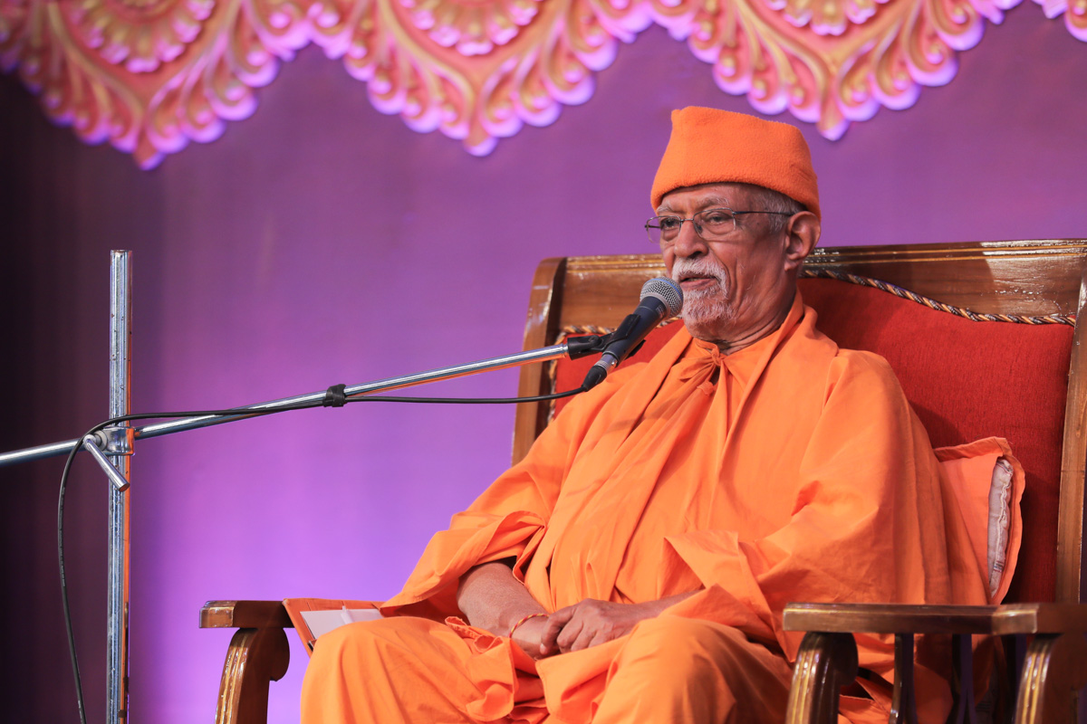 Pujya Swayamprakash Swami (Doctor Swami) delivers a discourse in the evening satsang assembly
