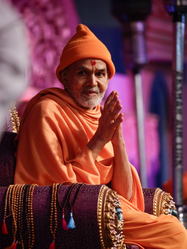 Swamishri greets all with 'Jai Swaminarayan'