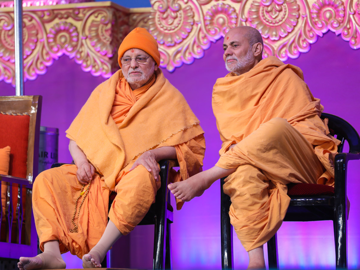 Pujya Ishwarcharan Swami and Pujya Viveksagar Swami during the assembly
