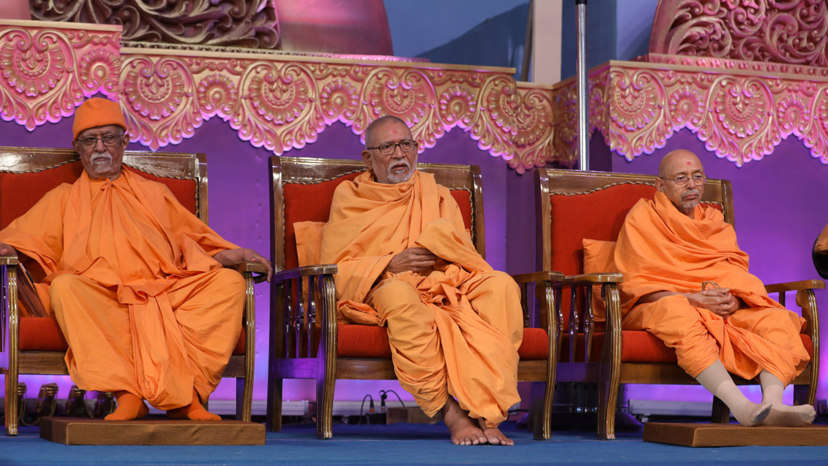 Pujya Doctor Swami, Pujya Kothari Swami and Pujya Tyagvallabh Swami during the assembly