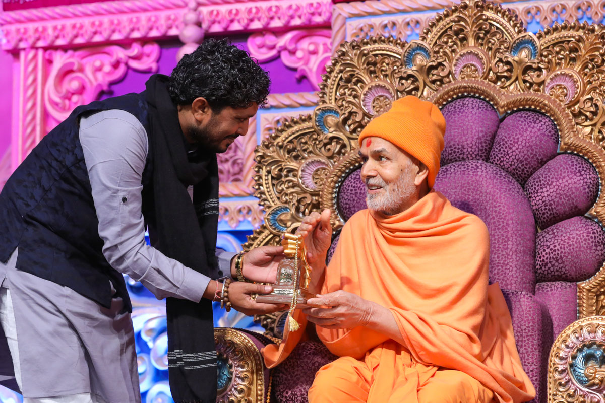 Swamishri presents a memento to Shri Rajbha Gadhvi