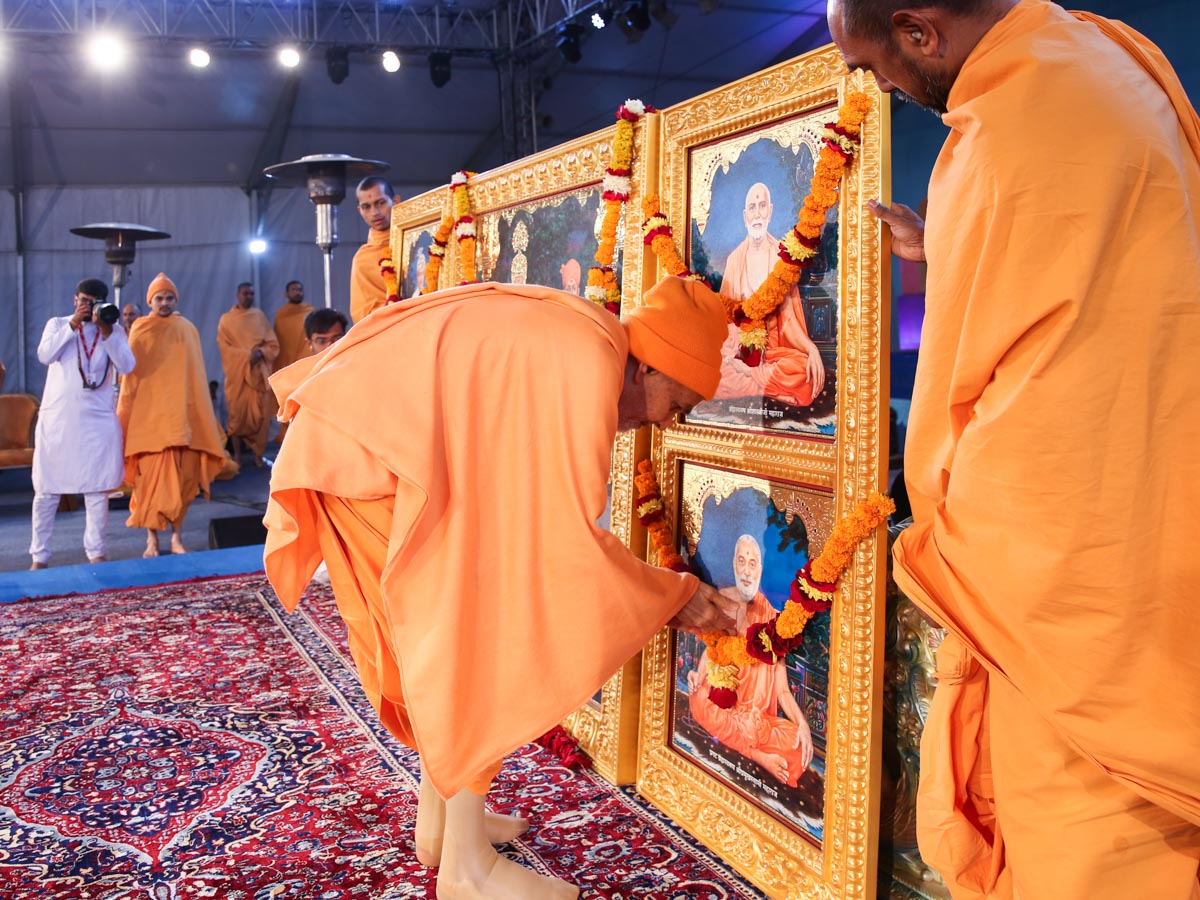 Swamishri performs pujan of murti