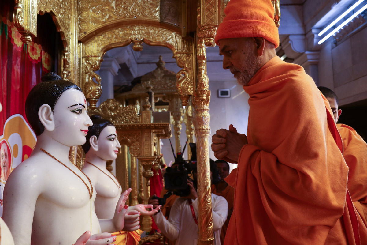 Swamishri engrossed in darshan of Thakorji