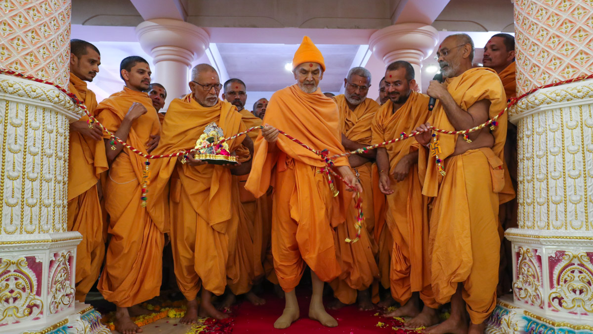 Swamishri inaugurates renovated Shri Nilkanth Varni abhishek mandapam