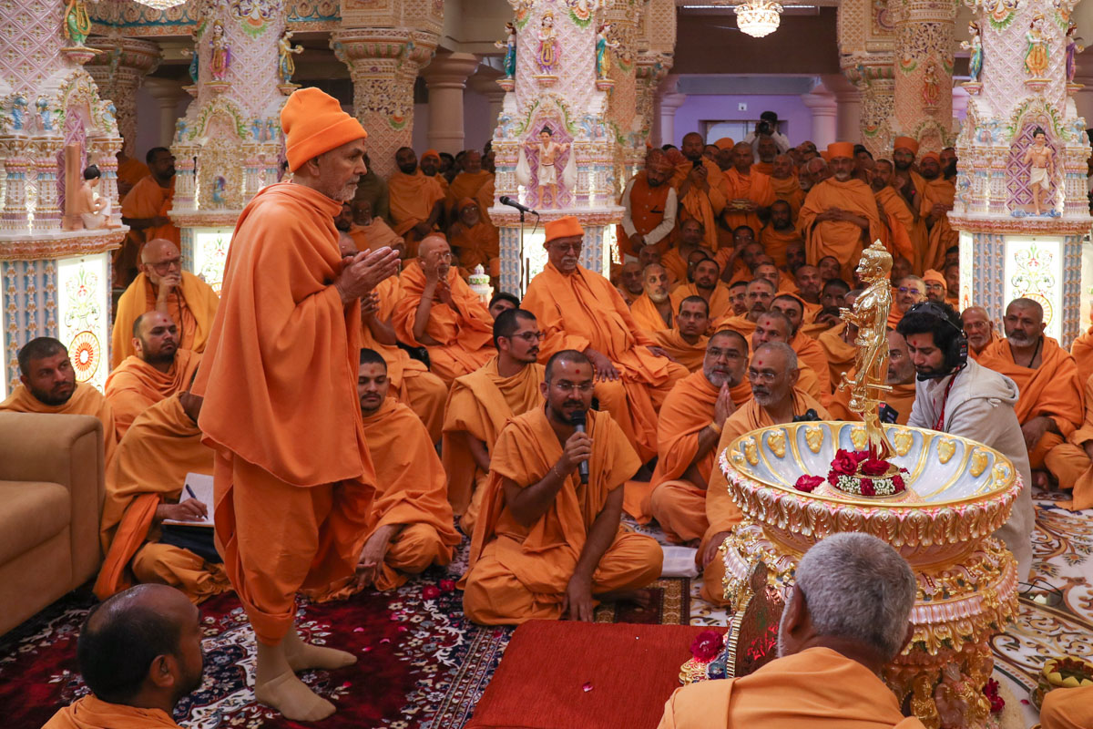 Swamishri engrossed in darshan of Shri Nilkanth Varni
