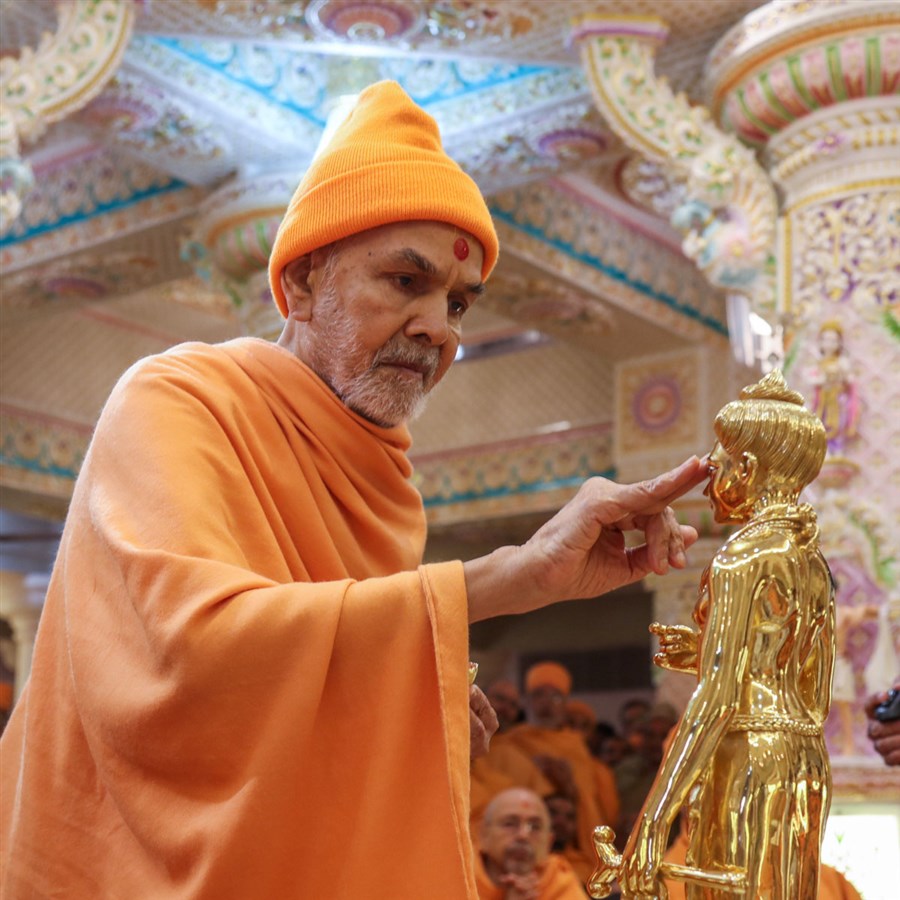 Swamishri performs pujan of Shri Nilkanth Varni